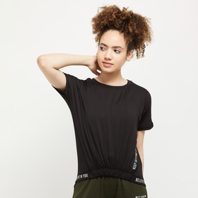 欧美时尚休闲黑色T恤美女写真图片